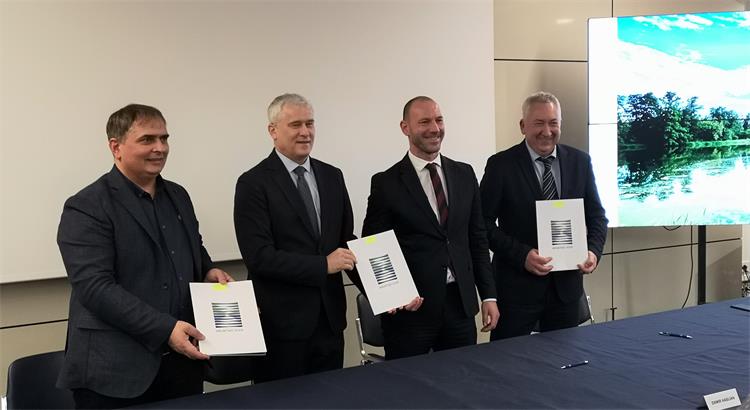 Slika /slike/Vijesti/2022/Potpisivanje 2.jpg